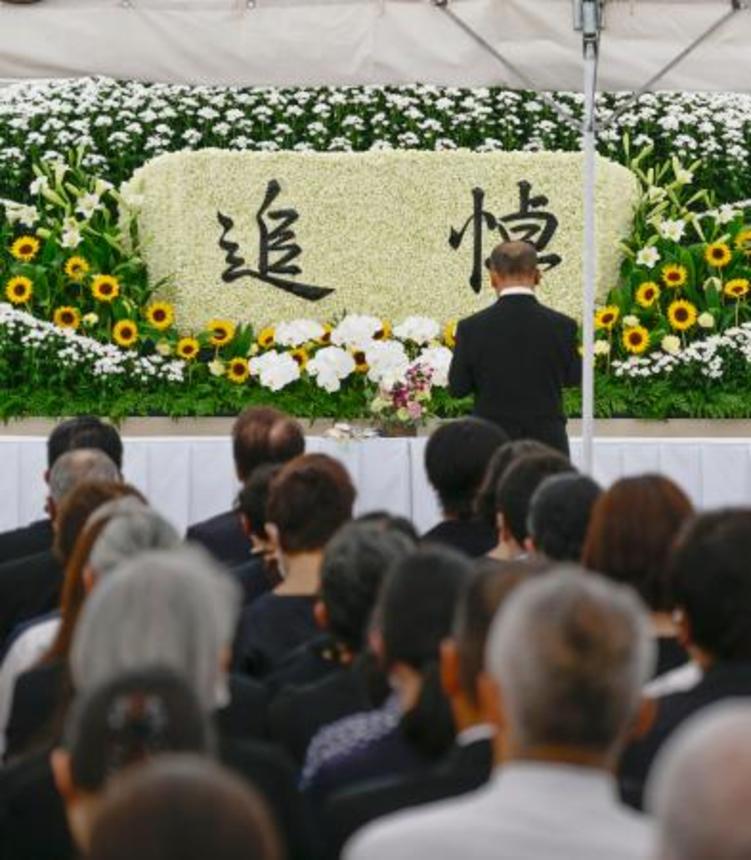 　京都アニメーション放火殺人事件の現場となった第１スタジオ跡地で開かれた追悼式＝１８日午前、京都市伏見区（同社提供）