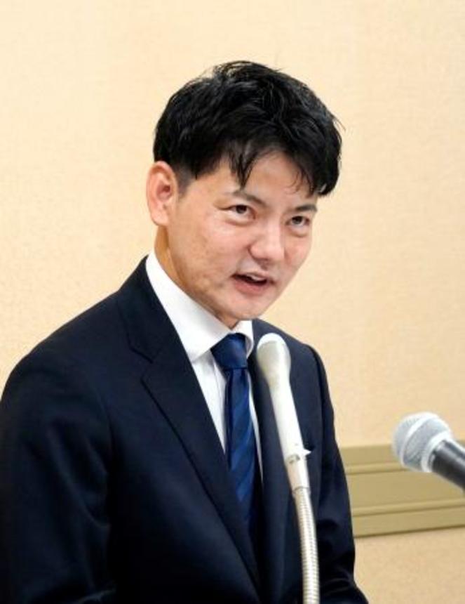　福岡市長選への立候補を表明した井上潔氏＝１４日午前、福岡市