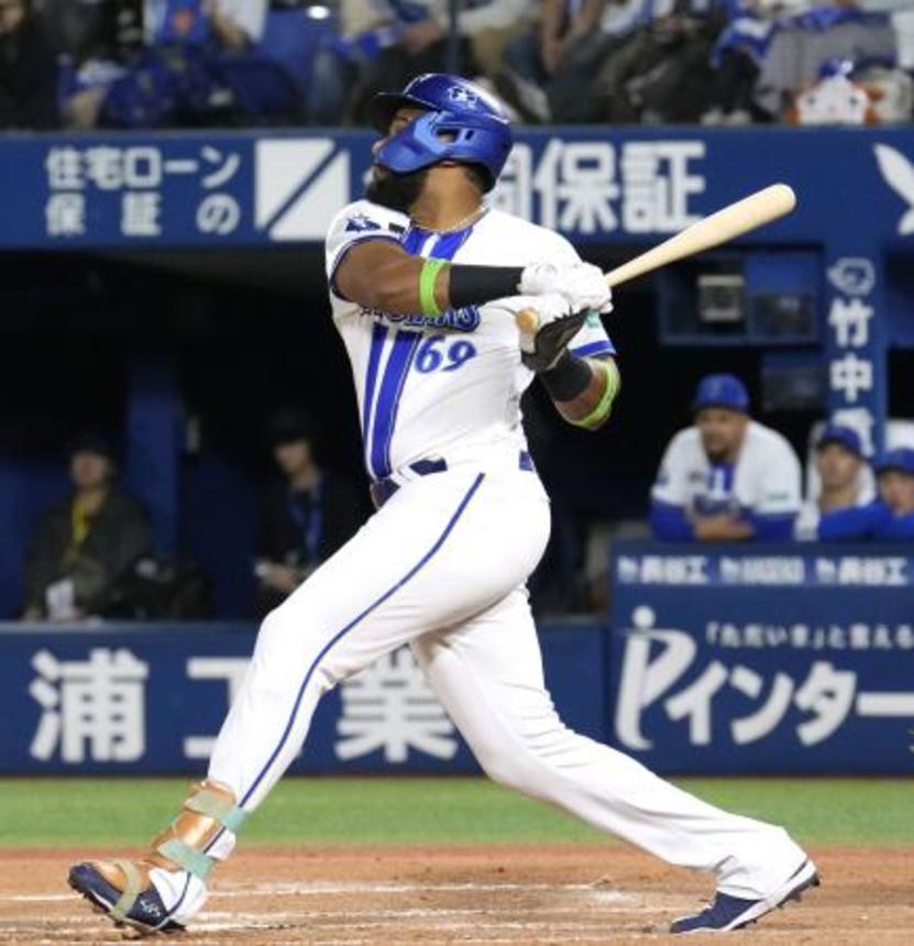 　１１回ＤｅＮＡ１死一、二塁、エンカーナシオンが右前にサヨナラ打を放つ＝横浜