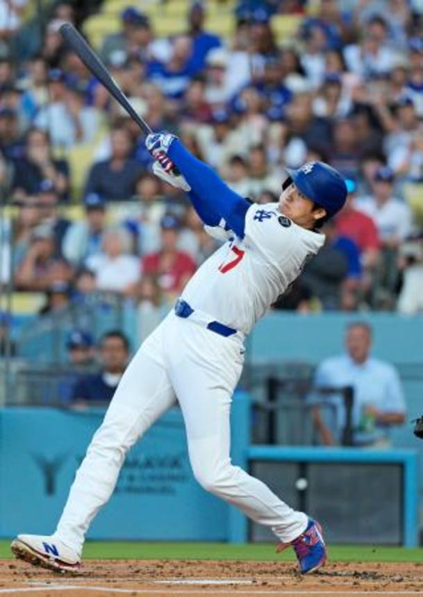 　ツインズ戦の１回、３５号２ランを放つドジャース・大谷＝ロサンゼルス（共同）