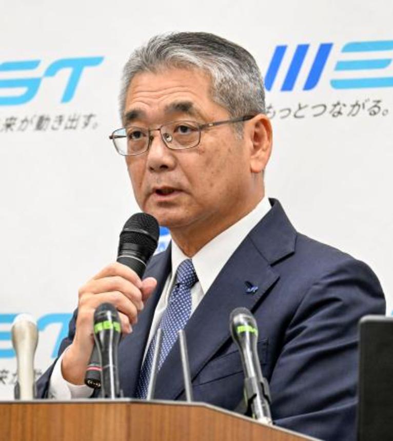 　記者会見するＪＲ西日本の倉坂昇治社長＝２２日午後、大阪市