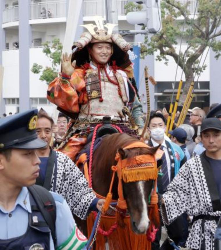 　「楠公武者行列」に楠木正成役で参加した兵庫県の斎藤元彦知事＝２５日午前、神戸市