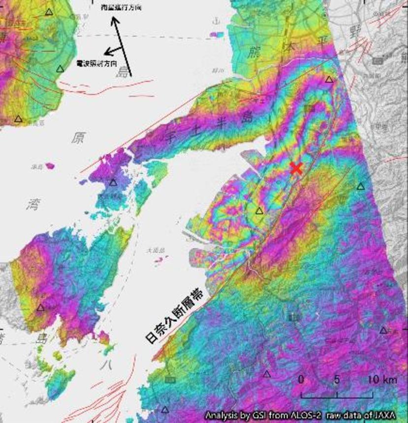 　地球観測衛星だいち２号の観測データ解析による地殻変動の様子。しま模様のような色の違いが変動の程度を表す（国土地理院、ＪＡＸＡ提供）