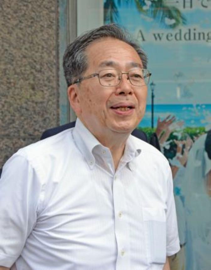 　記者団の取材に応じる公明党の斉藤代表＝１７日午後、北九州市