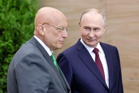　ロシア・サンクトペテルブルクで開催された国際経済フォーラムの会場で話すカラガノフ氏（左）とプーチン大統領＝２０２４年６月（ロシア大統領府提供・タス＝共同）