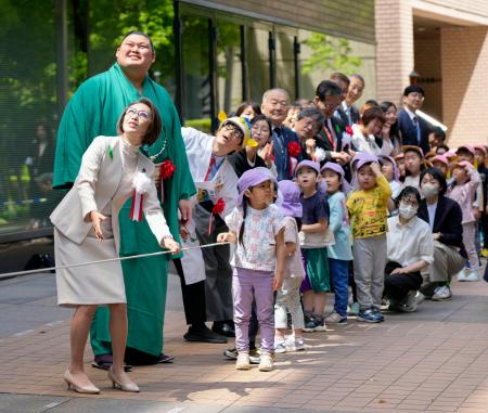　こいのぼりの掲揚式に参加した（左から）三原こども政策相、大の里関、タレントのさかなクンら＝２１日午前、東京・霞が関