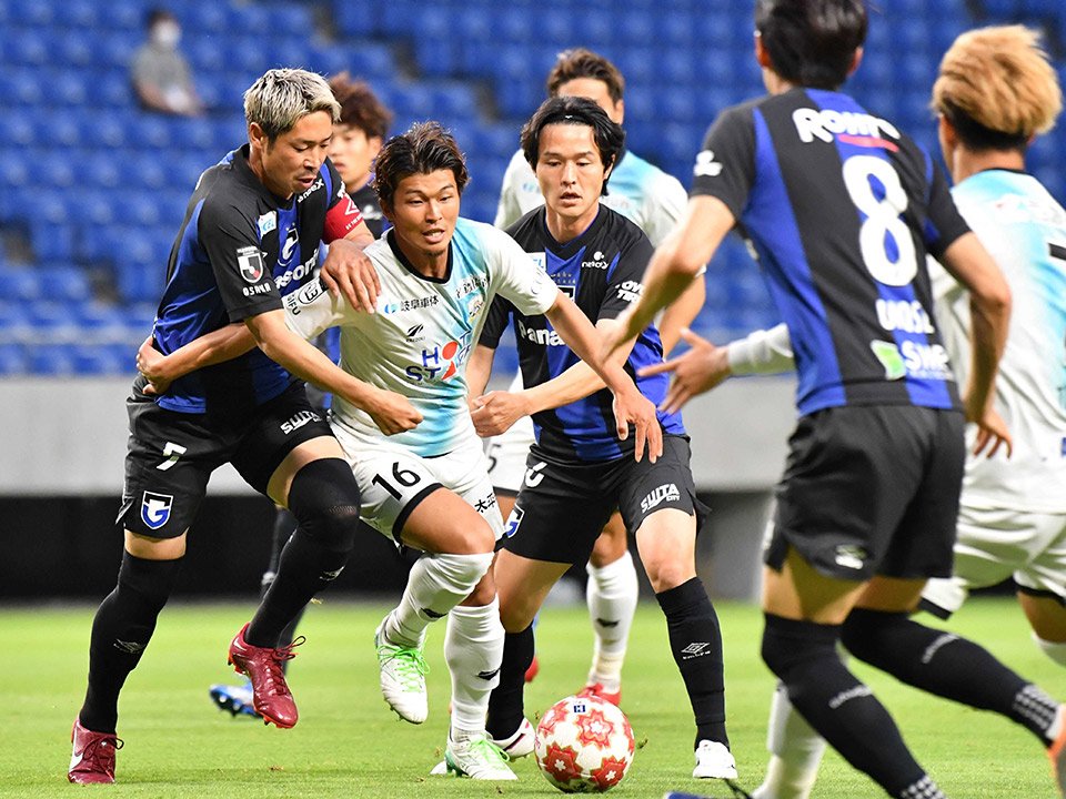 Ｇ大阪×ＦＣ岐阜＝前半、ゴール前に攻め込むＦＣ岐阜のＦＷ富樫（１６）＝パナソニックスタジアム吹田