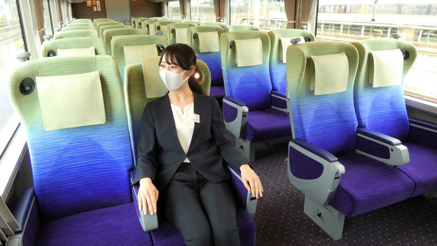 沿線の新緑や清流をイメージしたグリーン車