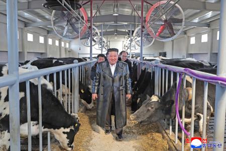 　北朝鮮北西部の平安北道雲田で操業を始めた畜産施設を視察する金正恩朝鮮労働党総書記＝２日（朝鮮中央通信＝共同）