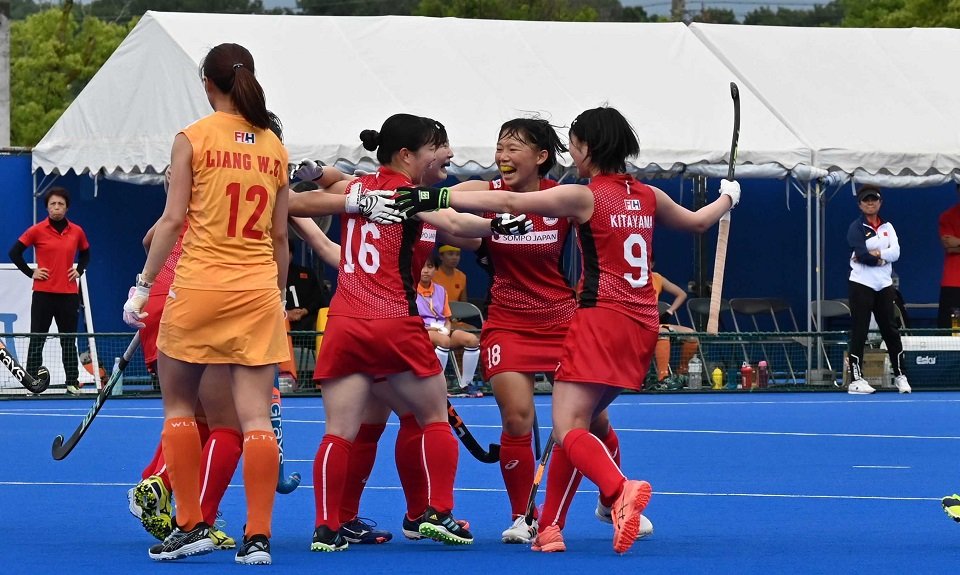 ３位決定戦・日本×中国＝先制点を決め、喜ぶ松波（１６）や平光（１８）ら＝川崎重工スタジアム