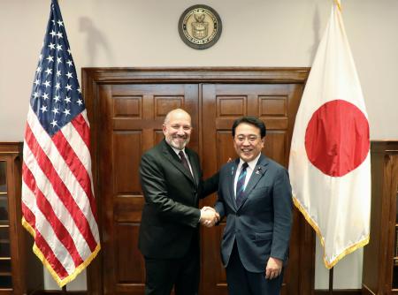 　日米関税交渉で握手を交わす赤沢経済再生相（右）とラトニック米商務長官＝５日、ワシントン（米商務省提供・共同）