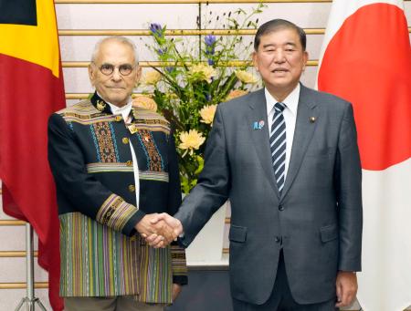 　東ティモールのラモスホルタ大統領（左）との会談を前に握手する石破首相＝２６日午前、首相官邸