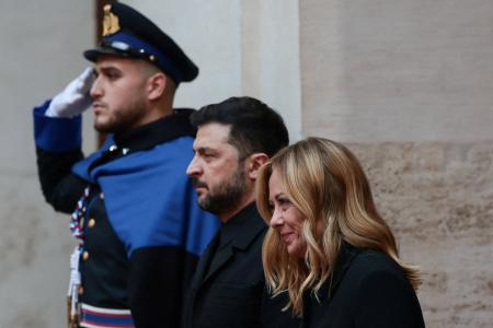 　ウクライナのゼレンスキー大統領（中央）とイタリアのメローニ首相（右）＝９日、ローマ（ロイター＝共同）