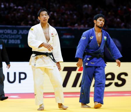 　男子８１キロ級２回戦でウズベキスタン選手（右）に敗れた永瀬貴規＝ブダペスト（共同）
