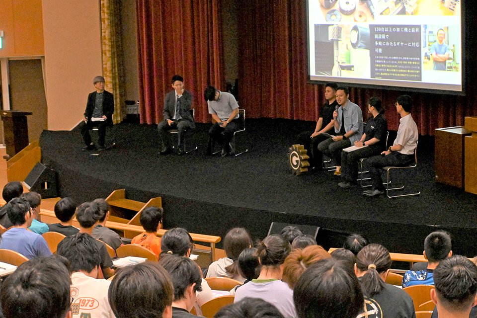 学生を前に、製造業の魅力を語る担当者ら＝大垣市北方町、岐阜協立大