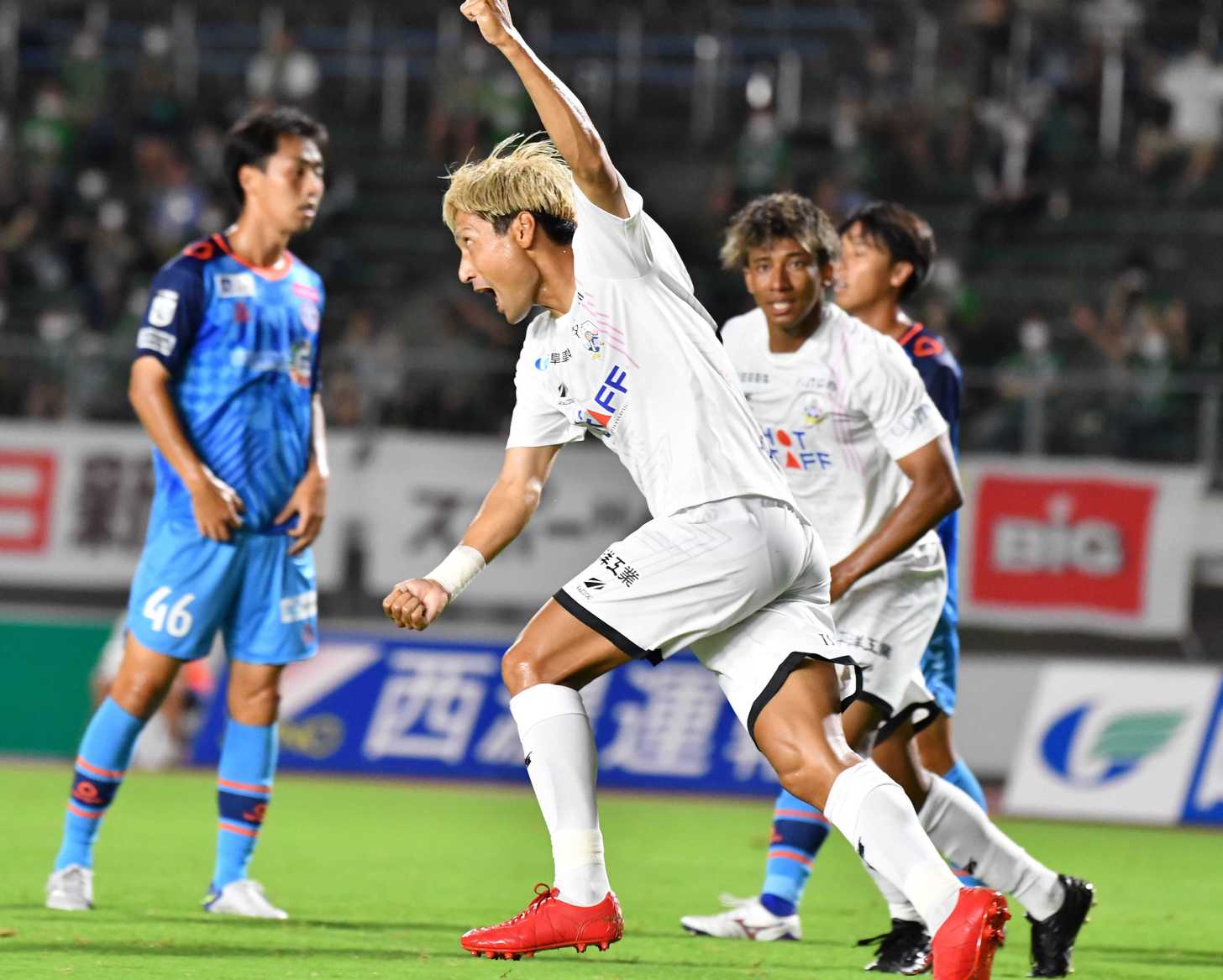 ＦＣ岐阜×ＹＳ横浜＝前半１２分、ＦＣ岐阜のＦＷ田中が２点目のゴールを決めてガッツポーズ＝長良川競技場