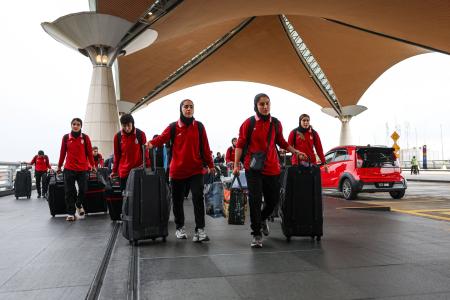 　経由地のマレーシアを出国するため、空港に着いたイランのサッカー女子代表選手団＝１６日、クアラルンプール（ロイター＝共同）