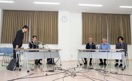 　東京地検の森博英公安部長（左端）、警視庁の鎌田徹郎副総監（その右）から謝罪を受ける大川原化工機の大川原正明社長（右から２人目）と元取締役島田順司さん（同３人目）＝２０日午後、横浜市
