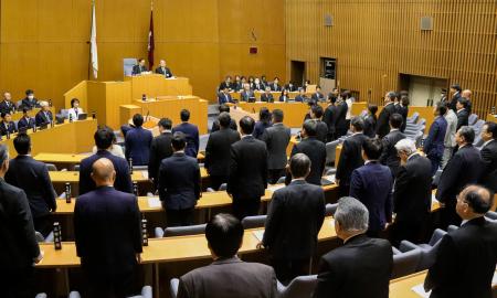 　非核三原則の堅持を政府に求める意見書を可決した広島県議会の本会議＝２２日午前