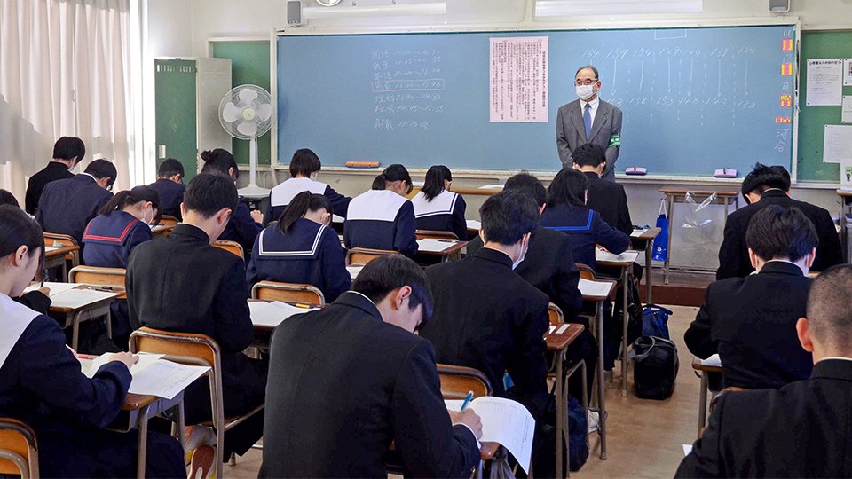 テストに臨む中学生たち＝岐阜市中鶉、岐阜聖徳学園高校