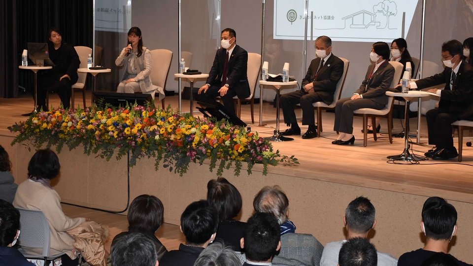 落合陽一さん（左端）の前で県内の先進事例が紹介されたトークセッション＝県庁