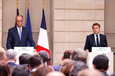 　７日、フランス・パリで共同記者会見するマクロン大統領（右）とドイツのメルツ新首相（ＡＰ＝共同）