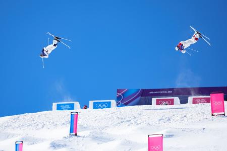 　男子デュアルモーグル決勝　第１エアを決める堀島行真（左）＝リビーニョ（共同）