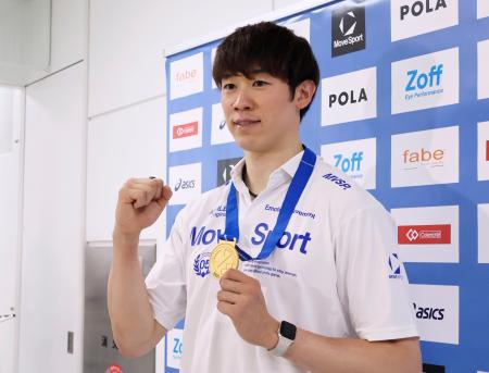　イタリアから帰国し、欧州ＣＬで優勝したメダルを手にするバレーボール男子の石川祐希＝２５日、成田空港