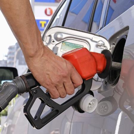 　ガソリンスタンドで給油＝東京都内