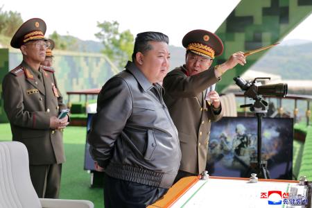 　朝鮮人民軍の「首都防御軍団第６０訓練所」を視察する北朝鮮の金正恩朝鮮労働党総書記（手前）＝１３日（朝鮮中央通信＝共同）