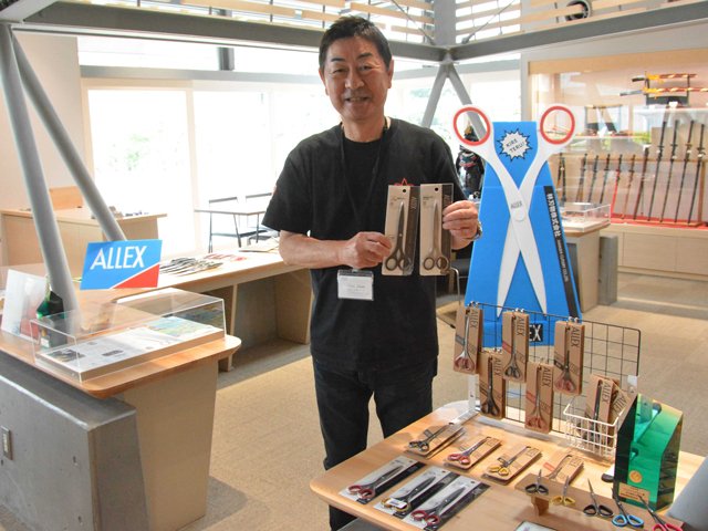 林刃物の人気ブランドばさみ「ＡＬＬＥＸ」のＰＲコーナー＝関市平和通、岐阜関刃物会館