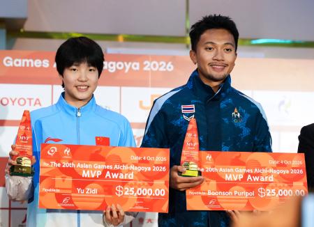 　大会ＭＶＰに選ばれた陸上男子のプリポン・ブーンソン（右）と競泳女子の于子迪＝４日午後、名古屋市