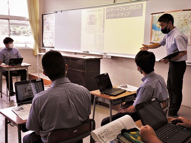 新聞記事を活用して最新の地域防災を学ぶ授業＝関市桐ケ丘、関商工高