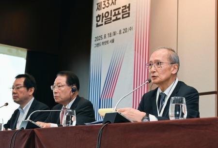 　「日韓フォーラム」終了後に記者会見する日本側議長代行の長嶺安政元駐韓大使（右）ら＝２０日、ソウル（共同）