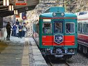 　定期運行の最終日を迎えた南海電鉄高野線の観光列車「天空」＝２０日午後、和歌山県高野町の極楽橋駅