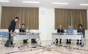 　東京地検の森博英公安部長（左端）、警視庁の鎌田徹郎副総監（その右）から謝罪を受ける大川原化工機の大川原正明社長（右から２人目）と元取締役島田順司さん（同３人目）＝２０日午後、横浜市