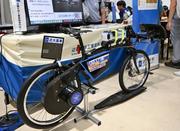 　近畿大工業高専が出展した乾電池で動かす電動自転車＝２３日午前、神戸市中央区