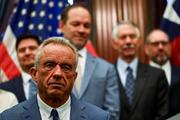 　テキサス州で記者会見するロバート・Ｆ・ケネディ厚生長官＝２８日、オースティン（ロイター＝共同）