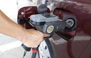 　ガソリンスタンドでの給油作業＝大阪府守口市