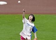 　始球式を務めるタレントのあのさん＝２０２３年、エスコンフィールド