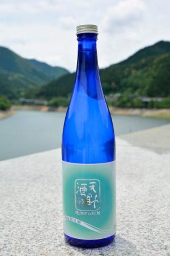 　湖底で熟成させた天野酒の見本