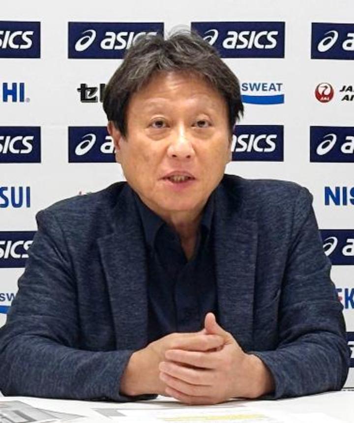 　取材に応じる、日本陸連の田崎博道専務理事＝２２日、東京都新宿区