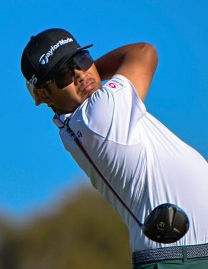 　最終ラウンド、２番でティーショットを放つ久常涼。通算１６アンダー２位＝トーリーパインズＧＣ（共同）