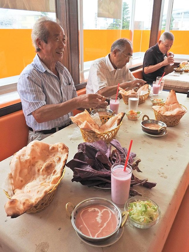 仙寿菜を使ったカレーを試食する関係者＝美濃市上条、プラシッダ