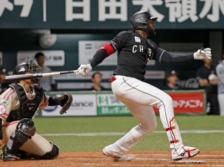 　９回ロッテ２死、ポランコが左中間に決勝ソロを放つ＝みずほペイペイドーム