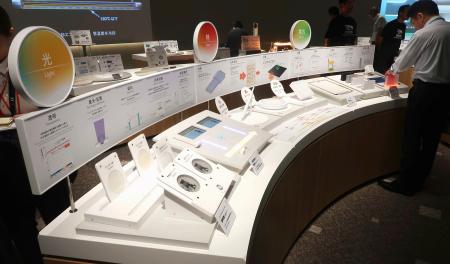 　開設した交流拠点内にある、日本ガイシの技術を説明した展示＝１４日午前、名古屋市
