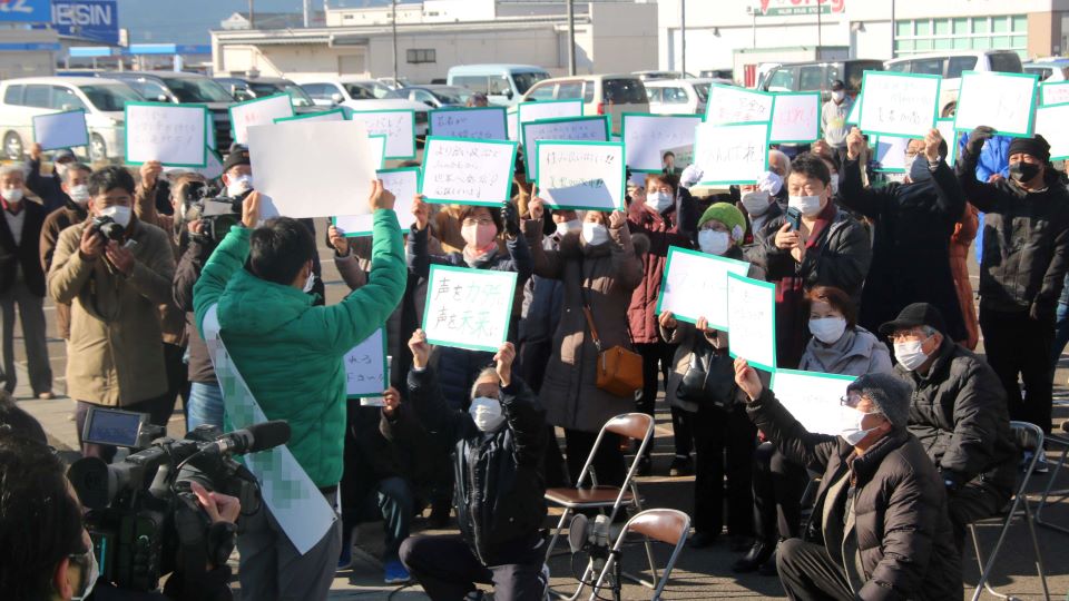 美濃加茂市や選挙への思いを書いたボードを見せ合う候補者と支持者ら＝１６日午前９時５１分、岐阜県美濃加茂市内