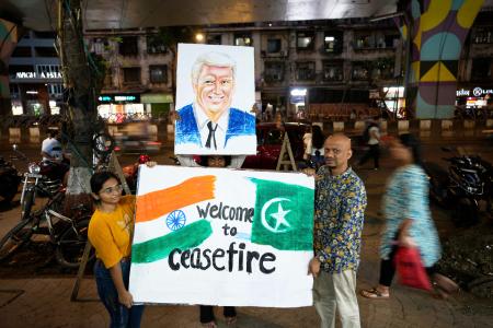　インド西部ムンバイでトランプ大統領の似顔絵を掲げ、停戦を喜ぶ人々＝１０日（ＡＰ＝共同）