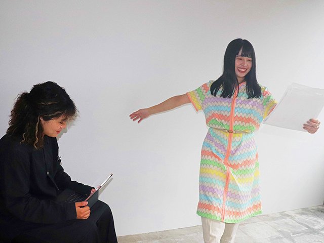 １０月の公演に向け、稽古に励む渡邉百恵さん（左）と柏原汐音さん＝岐阜市若宮町、岐阜ビル