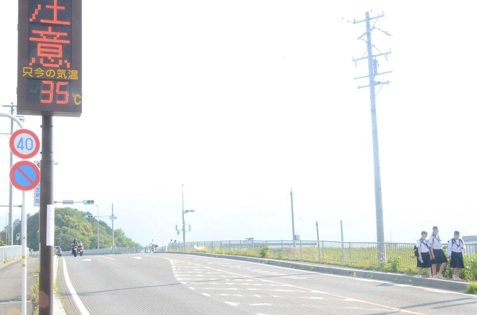 気温３５度を示す電光掲示板＝１７日午後４時２１分、揖斐郡揖斐川町三輪、国道４１７号
